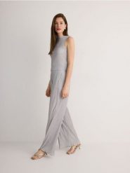 Spodnie ze strukturalnej dzianiny - jasnoszary. Szare spodnie materiałowe damskie Reserved, bez wzorów, z dzianiny. W wyprzedaży za 29.99 zł.