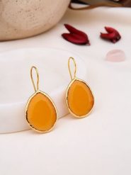 L'Atelier de Gaia Pozłacane kolczyki z tygrysim okiem rozmiar: onesize. Pomarańczowe kolczyki damskie L'Atelier de Gaia, pozłacane, z zapięciem typu bigiel. Za 68.95 zł.