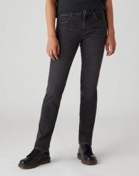 SPODNIE DAMSKIE WRANGLER SLIM BLACK BEAUTY W28LMA95F 112128418. Czarne spodnie materiałowe damskie Wrangler, bez wzorów, z jeansu. Za 199.99 zł.