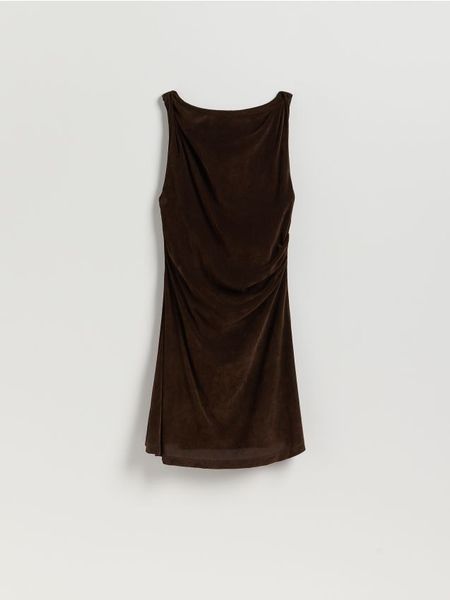 Sukienka mini z marszczeniem - ciemnobrązowy. Brązowe sukienki damskie Reserved, l, bez wzorów, z dzianiny, bez kołnierzyka, bez ramiączek, mini, dopasowane. Za 129.99 zł.