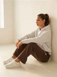 Spodnie dresowe wide leg z nadrukiem - brązowy. Brązowe spodnie sportowe damskie Sinsay, l, z dresówki. Za 39.99 zł.