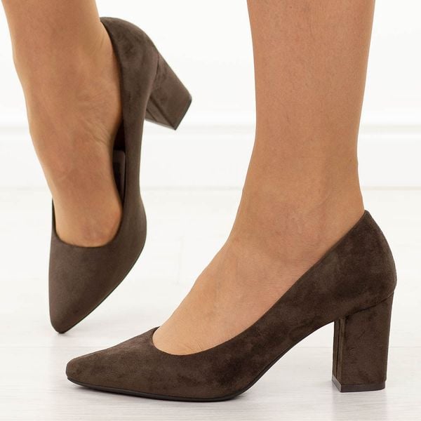 Czekoladowe czółenka damskie na słupku Sergio Leone Pb414. Brązowe czółenka damskie Sergio Leone, bez wzorów, z jeansu, bez obcasa, na obcasie. Za 159.00 zł.