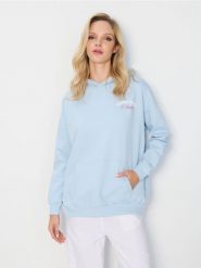 Bluza hoodie z napisem na plecach - błękitny. Niebieskie bluzy bez kaptura damskie Sinsay, l. W wyprzedaży za 29.99 zł.