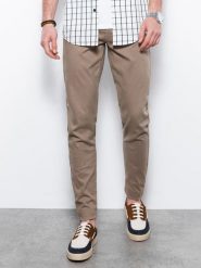 Spodnie męskie chinosy SLIM FIT - ciemnobeżowe V9. Brązowe spodnie materiałowe męskie Ombre Clothing, bez wzorów, z bawełny. W wyprzedaży za 69.99 zł.