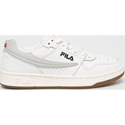 Fila - Buty Arcade Low. Białe buty sportowe na co dzień męskie Fila, z materiału, bez zapięcia. W wyprzedaży za 269.90 zł.