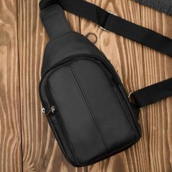 Skórzany plecak męski na jedno ramię miejski czarny ABR-52. Czarne plecaki męskie bez wzorów, z nylonu. Za 129.00 zł.