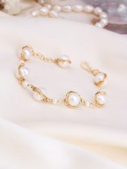 L'Atelier de Gaia Pozłacana bransoletka z perłami rozmiar: onesize. Białe bransoletki damskie L'Atelier de Gaia, pozłacane. Za 130.99 zł.