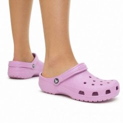 Klapki chodaki damskie sportowe Crocs CLASSIC. Czerwone klapki damskie Crocs, bez wzorów, z materiału, bez obcasa. Za 159.00 zł.