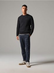 Spodnie chino slim - czarny. Czarne spodnie materiałowe męskie Sinsay, bez wzorów. W wyprzedaży za 59.99 zł.