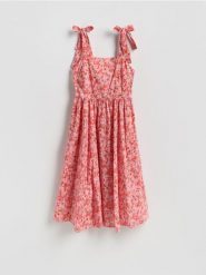 Sukienka midi w kwiaty - różowy. Czerwone sukienki damskie Reserved, l, bez wzorów, z bawełny, bez kołnierzyka, bez ramiączek, midi, rozkloszowane. Za 149.99 zł.
