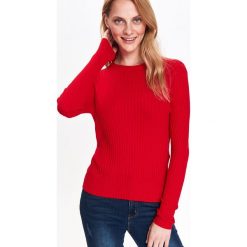 SWETER DŁUGI RĘKAW DAMSKI DOPASOWANY. Czerwone swetry klasyczne damskie TOP SECRET, na jesień, z dzianiny, bez kołnierzyka. W wyprzedaży za 44.99 zł.