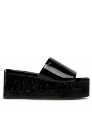 DKNY Klapki K1305611 Czarny. Czarne klapki damskie DKNY, bez wzorów, z tworzywa sztucznego, bez obcasa. Za 959.99 zł.