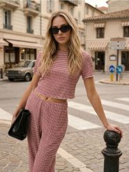 Prążkowana koszulka w paski z krótkim rękawem - wielobarwny. T-shirty damskie Sinsay, l, bez wzorów, prążkowane, bez kołnierzyka. Za 29.99 zł.