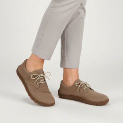 Półbuty damskie barefoot Armodo, cholewka ze skóry naturalnej o miękkiej matowej strukturze klasyczne sznurowanie zapewniające dobre dopasowanie oraz. Brązowe półbuty damskie Armodo, bez wzorów, ze skóry, klasyczne, bez obcasa. Za 339.00 zł.