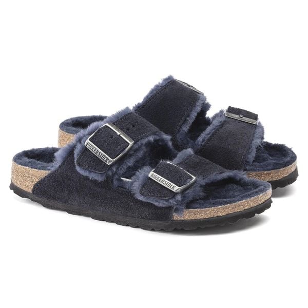 Klapki Birkenstock Arizona VL regular granatowe (1020592). Niebieskie klapki damskie Birkenstock, bez wzorów, z materiału, bez obcasa. Za 479.00 zł.