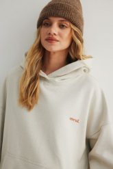 Bluza z kapturem i HAFTEM w kolorze IVORY- NORTH-UNI. Brązowe bluzy z kapturem damskie Marsala, m, z bawełny. Za 329.90 zł.