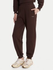 Guess Spodnie dresowe V6RB15 K9V31 Brązowy Regular Fit. Brązowe spodnie dresowe damskie Guess, xs, z aplikacjami, z bawełny. Za 299.99 zł.