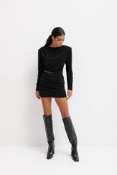 Sukienka z wycięciem i długim rękawem w kolorze SHINY BLACK - MATHILDE-S. Czarne sukienki damskie Marsala, na co dzień, s, bez wzorów, z gumy, z asymetrycznym kołnierzem, bez ramiączek, mini, asymetryczne. W wyprzedaży za 99.98 zł.