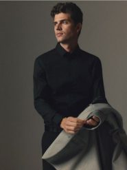 Gładka koszula slim fit - czarny. Czarne koszule męskie Reserved, l, bez wzorów, z bawełny, bez kołnierzyka, bez ramiączek. Za 119.99 zł.