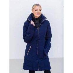 Damska długa kurtka Equestrian Stockholm Denali. Niebieskie kurtki damskie EQUESTRIAN STOCKHOLM, na zimę, bez wzorów, z puchu, bez kaptura. W wyprzedaży za 1,373.50 zł.