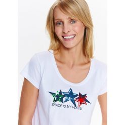 T-SHIRT KRÓTKI RĘKAW DAMSKI, Z NAPISEM I GWIAZDAMI. Białe t-shirty damskie TOP SECRET, bez wzorów, z bawełny, bez kołnierzyka. W wyprzedaży za 14.99 zł.