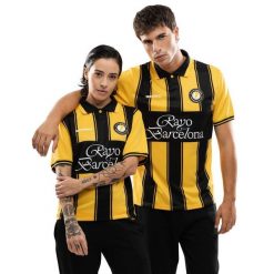 Męska koszulka piłkarska retro Rayo Club Football Siroko RC Rayo Black Vintage. Czarne t-shirty sportowe męskie SIROKO, m, z tkaniny, bez ramiączek, do piłki nożnej. Za 336.00 zł.