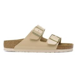 Klapki damskie BIRKENSTOCK Arizona BF Patent Sand. Brązowe klapki damskie Birkenstock, bez wzorów, bez obcasa. Za 369.99 zł.