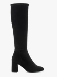 Czarne kozaki z elastyczną szeroką cholewką. Czarne kozaki damskie Ryłko, z nubiku, z okrągłym noskiem, bez obcasa, na obcasie. Za 499.99 zł.