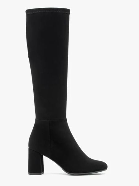 Czarne kozaki z elastyczną szeroką cholewką. Czarne kozaki damskie Ryłko, z nubiku, z okrągłym noskiem, bez obcasa, na obcasie. Za 499.99 zł.