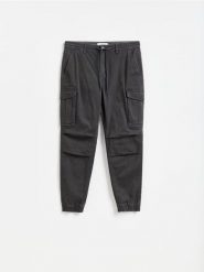 Spodnie jogger cargo - ciemnoszary. Szare spodnie materiałowe męskie Reserved, bez wzorów, z bawełny. Za 159.99 zł.