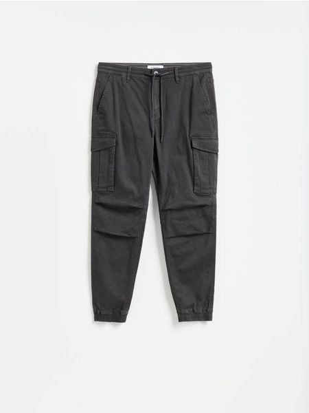Spodnie jogger cargo - ciemnoszary. Szare spodnie materiałowe męskie Reserved, bez wzorów, z bawełny. Za 159.99 zł.