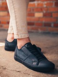 Krótkie trampki męskie z łączonych materiałów - granatowe - Rozmiar: 41. Niebieskie trampki i tenisówki męskie Ombre Clothing, bez wzorów, z materiału, bez zapięcia. W wyprzedaży za 69.99 zł.