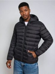 Puchowa kurtka z kapturem - czarny. Czarne kurtki męskie Sinsay, l, bez wzorów, z puchu, z kapturem. Za 89.99 zł.