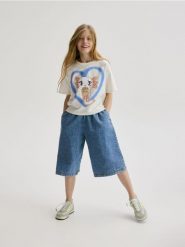 T-shirt z aplikacją i nadrukiem - złamana biel. Koszulki dziewczęce Reserved, z aplikacjami, z bawełny, bez ramiączek. W wyprzedaży za 25.99 zł.