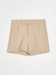 Eleganckie szorty z kieszeniami na zamek - kremowy. Białe szorty damskie Sinsay, bez wzorów, eleganckie. Za 39.99 zł.