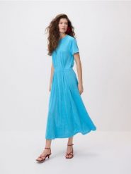 Sukienka z połyskującej dzianiny - jasnoturkusowy. Niebieskie sukienki damskie Reserved, l, bez wzorów, z dzianiny, bez kołnierzyka, bez ramiączek. Za 199.99 zł.