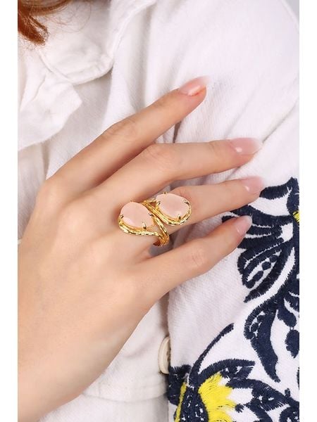 Pierres delicates Pozłacany pierścionek z kwarcem różowym rozmiar: onesize. Czerwone pierścionki damskie Pierres delicates, z kwarcem, pozłacane. Za 95.92 zł.