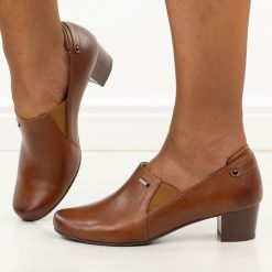 Brązowe Polskie półbuty damskie Gregors 1246. Brązowe półbuty damskie GREGORS, bez wzorów, z jeansu, eleganckie, z okrągłym noskiem, bez obcasa, na obcasie. Za 399.00 zł.