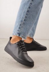 Czarne Wsuwane Tenisówki z Perforacją i Podeszwą z Bieżnikiem Illanya. Czarne trampki i tenisówki damskie Born2be, bez wzorów, z jeansu. Za 69.99 zł.