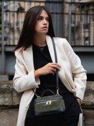 Maison héritage PARIS Skórzana torebka "Simos Suede" w kolorze zielonym - 21 x 13 x 9 cm rozmiar: onesize. Zielone torebki klasyczne damskie maison héritage PARIS, bez wzorów, z materiału, bez dodatków. Za 287.84 zł.