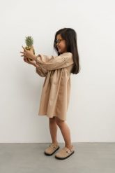 MINI sukienka o luźnym kroju w kolorze CLASSIC BEIGE - RAYA-80-86 (12-18). Brązowe sukienki dziewczęce Marsala, bez wzorów, z bawełny, bez ramiączek, długie. W wyprzedaży za 58.46 zł.