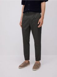 Spodnie chino slim - jasny zielony. Zielone spodnie materiałowe męskie Reserved, bez wzorów, z bawełny. W wyprzedaży za 79.99 zł.