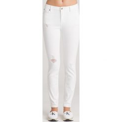 JEANSY SKINNY FIT Armani Exchange. Białe jeansy damskie Armani Exchange. Za 305.40 zł.