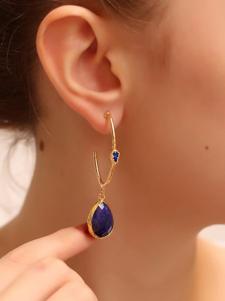 L'Atelier de Gaia Pozłacane kolczyki-półkreole z szafirem rozmiar: onesize. Niebieskie kolczyki damskie L'Atelier de Gaia, z szafirem, pozłacane. Za 52.99 zł.