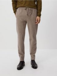 Spodnie regular z wiązaniem - beżowy. Brązowe spodnie materiałowe męskie Reserved, bez wzorów, z dzianiny. Za 129.99 zł.