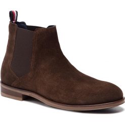 Sztyblety TOMMY HILFIGER - Dress Casual Suede Chelsea FM0FM02212 Coffee Bean 212. Brązowe sztyblety męskie Tommy Hilfiger, z materiału, bez zapięcia. W wyprzedaży za 339.00 zł.