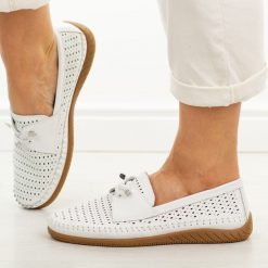 Białe ażuowe skórzane mokasyny damskie Vinceza 93217. Białe mokasyny damskie VINCEZA, z jeansu. W wyprzedaży za 192.72 zł.