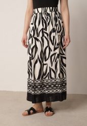Czarna Wiskozowa Rozkloszowana Spódnica z Geometrycznym Motywem Lilysa. Czarne spódniczki damskie Born2be, uniwersalny, bez wzorów, z wiskozy, eleganckie, maxi, dopasowane. Za 59.99 zł.