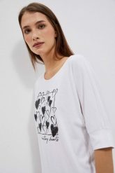 T-shirt z nadrukowanymi sercami biały. Białe t-shirty damskie MOODO, bez wzorów, z bawełny, bez kołnierzyka. W wyprzedaży za 27.99 zł.