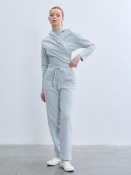 BGN Spodnie w kolorze błękitnym rozmiar: 40. Niebieskie spodnie materiałowe damskie BGN, bez wzorów, z materiału. Za 88.23 zł.